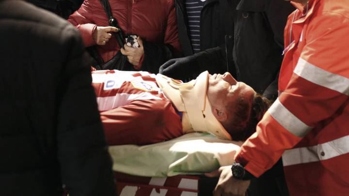 Fernando Torres se marcha en ambulancia de Riazor. 