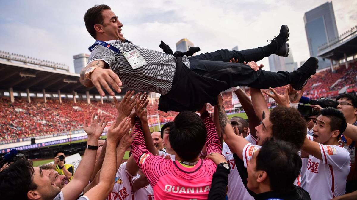 Cannavaro le birla a Pellegrini una plaza de Champions de Asia