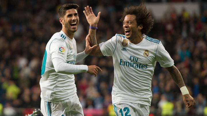 Asensio y Marcelo festejan el gol del balear.
