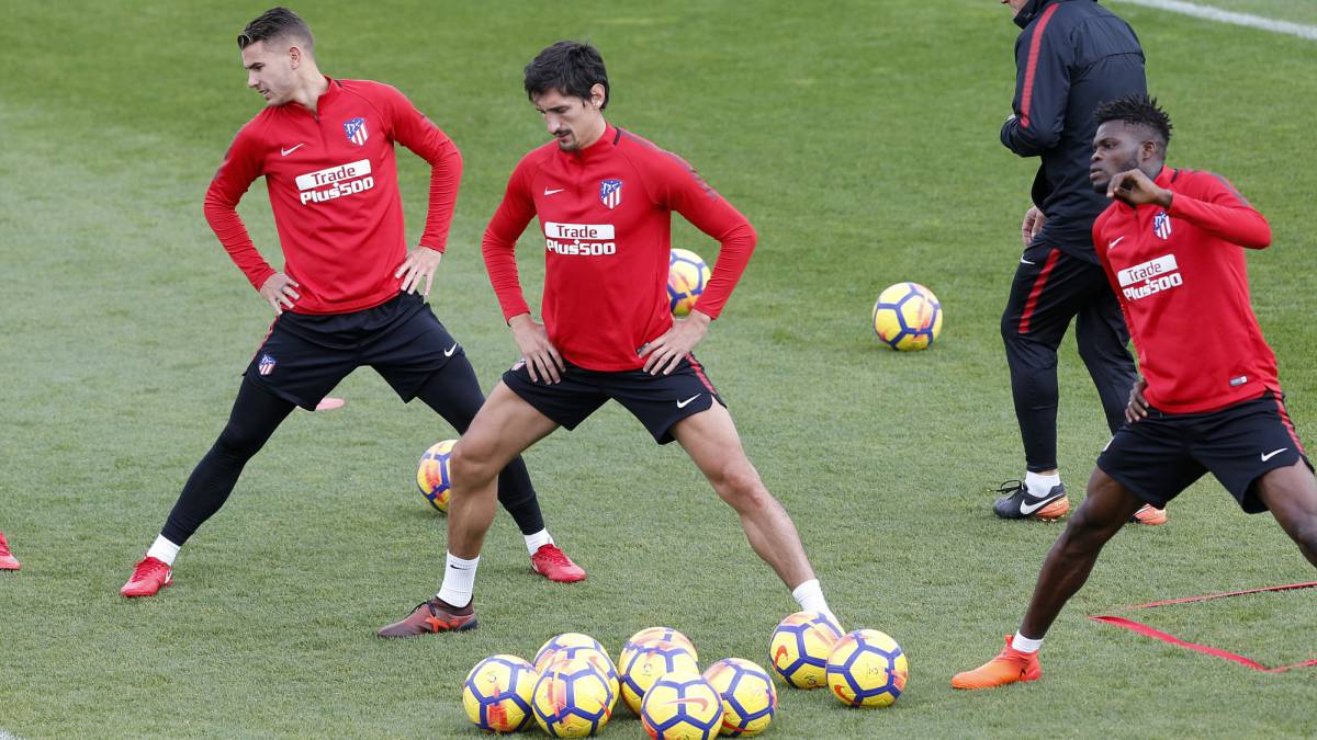 Savic, en un entrenamiento del Atlético junto a Lucas y Thomas.