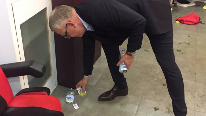 El entrenador de Suecia, Janne Andersson, limpiando el vestuario del Milán.