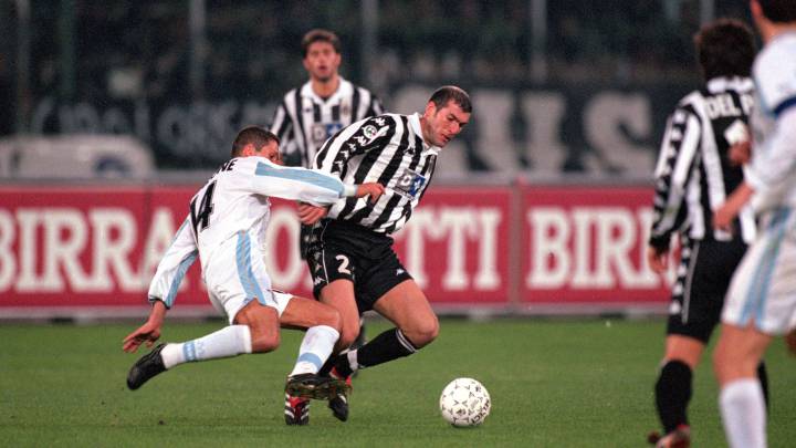 Simeone pelea un balón con Zidane en el Juventus-Lazio que decidió el Scudetto 1999-00. Hoy, ambos dirigen a Atlético y Real Madrid.