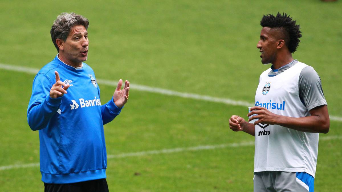 El entrenador Renato Gaucho habla con Bruno Cortes durante un entrenamiento del Gremio.