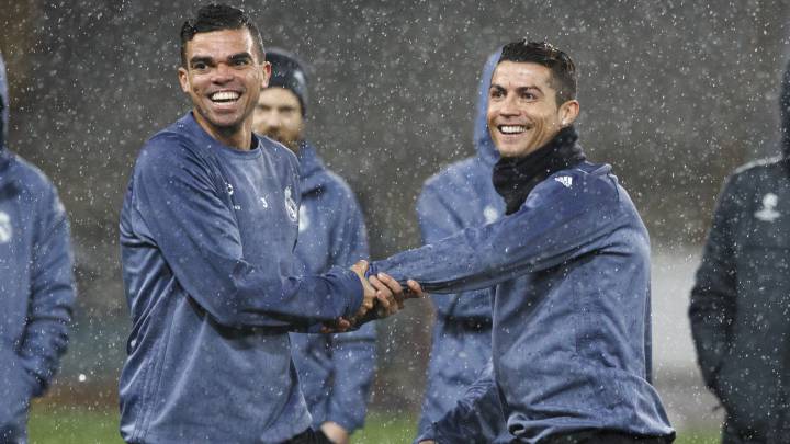 Los portugueses, Pepe y Cristiano Ronaldo, durante un entrenamiento del Real Madrid.