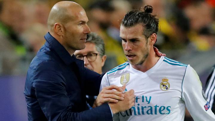 Zinedine Zidane saluda a Gareth Bale tras ser sustituido contra el Dortmund el 26 de septiembre en el último partido que ha jugado el galés.