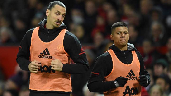 Los jugadores del Manchester United, Zlatan Ibrahimovic y Marcos Rojo, durante un partido.