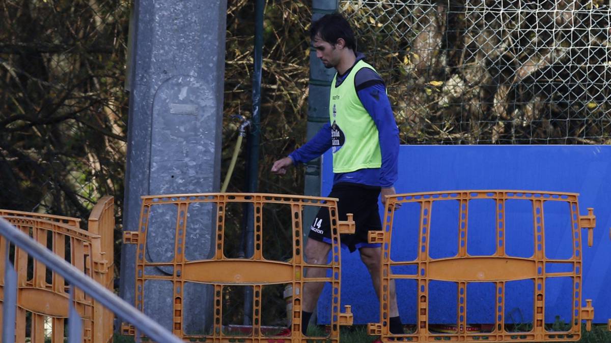Arribas, retirándose del entrenamiento del Deportivo tras ser apartado por Cristóbal después de su incidente con Andone.