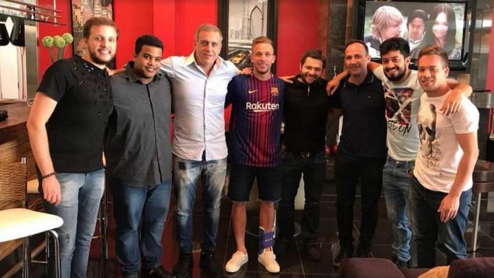Arthur se pone la camiseta del Barça en una reunión