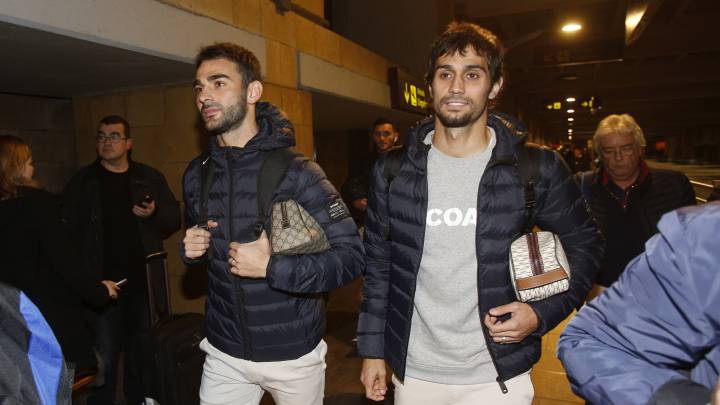 Adrián y Arribas en la llegada del Deportivo a Sevilla