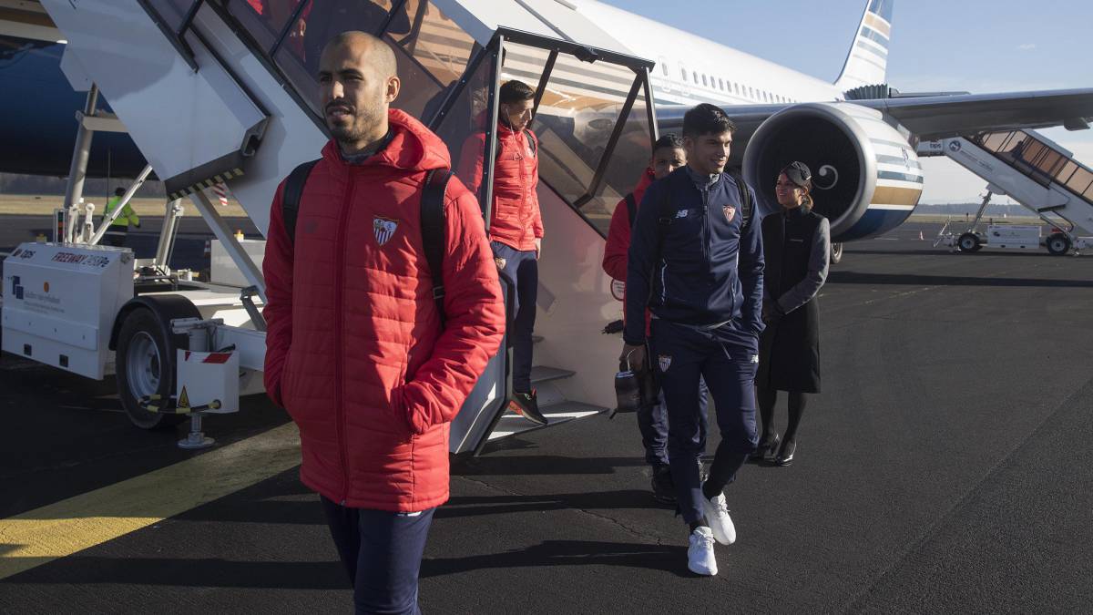 Guido Pizarro camina tras la llegada del avión del Sevilla a Maribor.