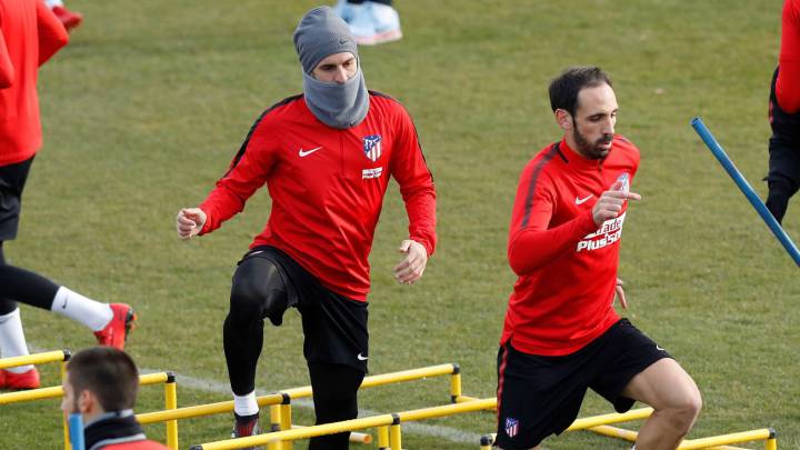 Los jugadores del Atlético durante el entrenamiento. 