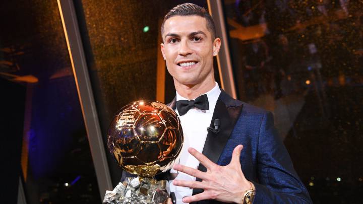 El futbolista del Real Madrid Cristiano Ronaldo posa con el Balón de Oro durante la ceremonia de entrega del trofeo en París.