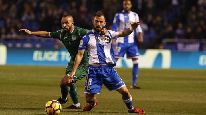 Emre Çolak intenta conducir un balón ante la falta de El Zhar en el partido entre Deportivo y Leganés de Riazor (1-0).