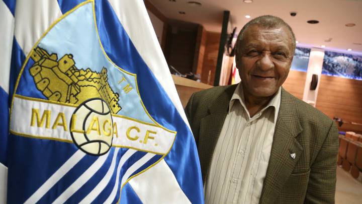  Abdallah Ben Barek posa con la bandera de su querido Málaga.