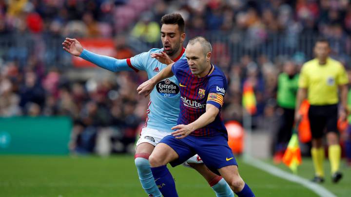 Brais Méndez pugna por un balón con Andrés Iniesta durante el partido entre el Barcelona y el Celta. 