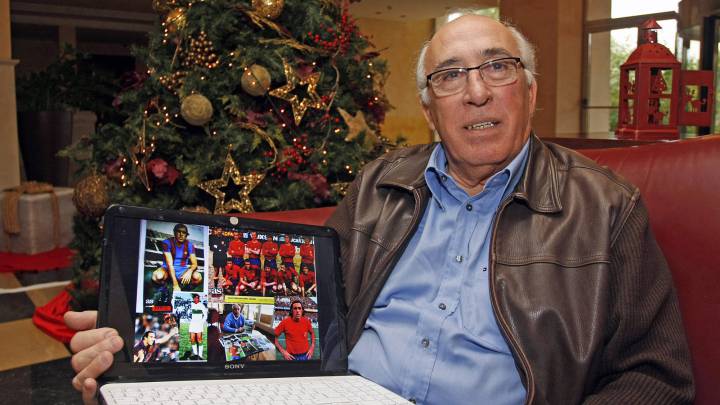 Juan Manuel Asensi, con fotos de su época de jugador. 