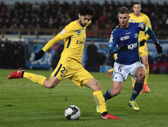 Javier Pastore se dispone a chutar en el reciente partido de Copa de la Liga contra el Estrasburgo.