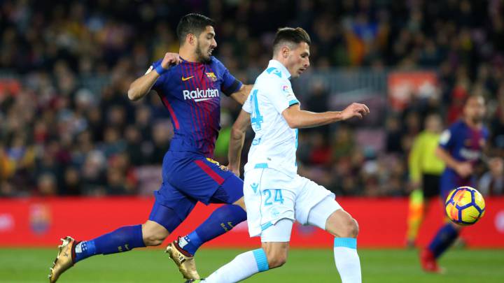 Fabian Schär y Luis Suárez pugnan por un balón en el Barcelona - Deportivo