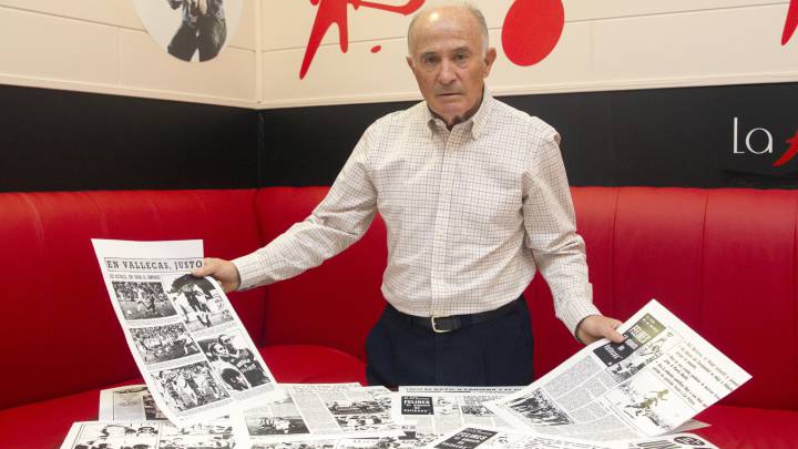 Felines posa con algunas portadas y reportajes suyos en As.