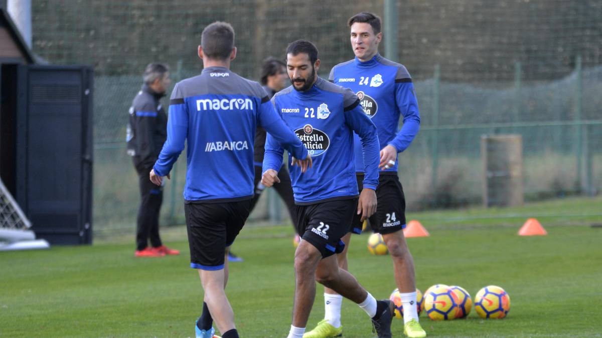 Celso Borges, junto a Schär y Navarro (de espaldas) en la vuelta a los entrenamientos del Deportivo.