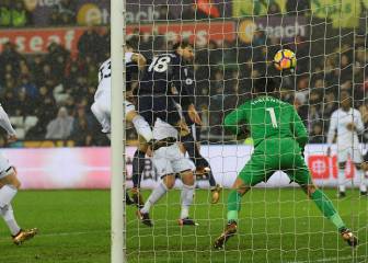 El Tottenham recupera la quinta plaza con un gol de Llorente