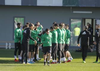 Rubén Castro recibe un pasillo de collejas en su vuelta al Betis