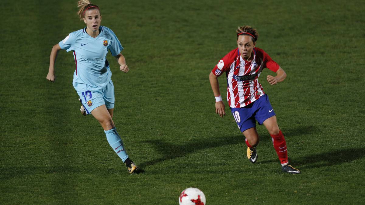 Bárbara (Barcelona) y Amanda (Atlético) en el partido de la Liga Iberdrola que enfrentó a ambos equipos en octubre de 2017 en el Cerro del Espino.