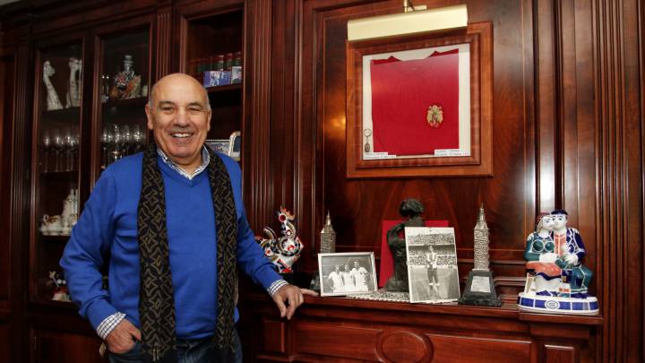 Manolete tiene enmarcada en el salón de su casa la camiseta del debut con la Selección ante Irlanda del Norte en 1972. 