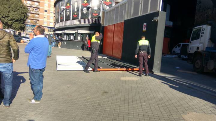 Valencia: Mestalla door falls off and injures woman with baby