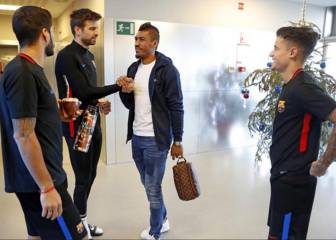 Luis Suárez introduces Coutinho to his new Barça team mates