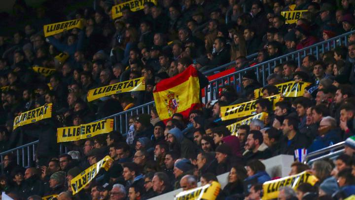 El Camp Nou pidió la libertad de los presos soberanistas y se coló una bandera española
