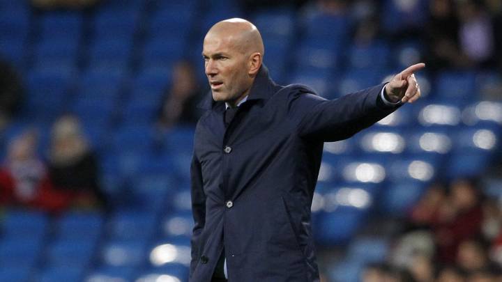 Zidane da instrucciones en el Real Madrid-Numancia. De fondo, varias localidades del Estadio Santiago Bernabéu vacías.