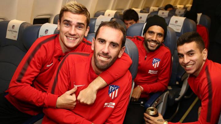 Griezmann, Godín, Augusto y Correa en una foto del Twitter del Atlético, montados en el avión, que tuvo problemas técnicos, antes de despegar a Bilbao. 