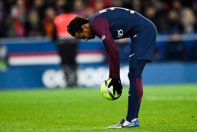 Neymar no dejó tirar el penalti que hubiera convertido a Edinson Cavani en el máximo goleador del PSG.