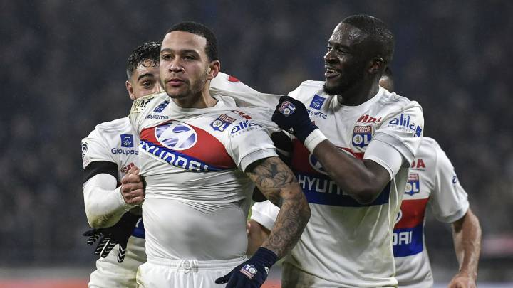 Depay celebrando el gol de la victoria del Lyon al PSG.