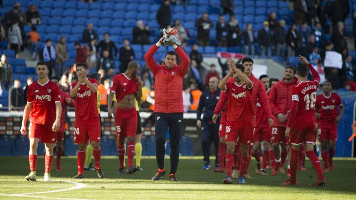 La plantilla sevillista agradeció a sus aficionados desplazados a Barcelona su apoyo tras la victoria lograda ante el Espanyol. 