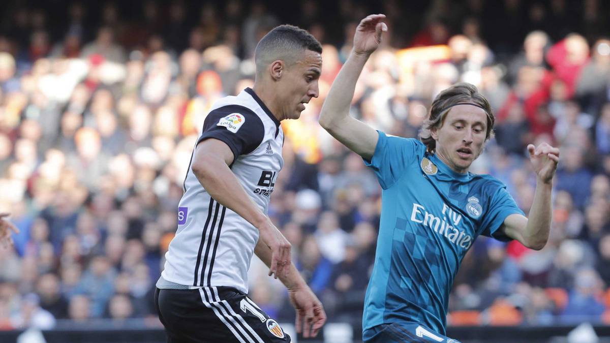 Luka Modric intentado robar un balón a Rodrigo.