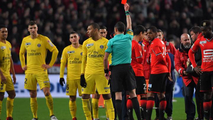 Mbappé vio la roja tras una patada por detrás al jugador del Rennes