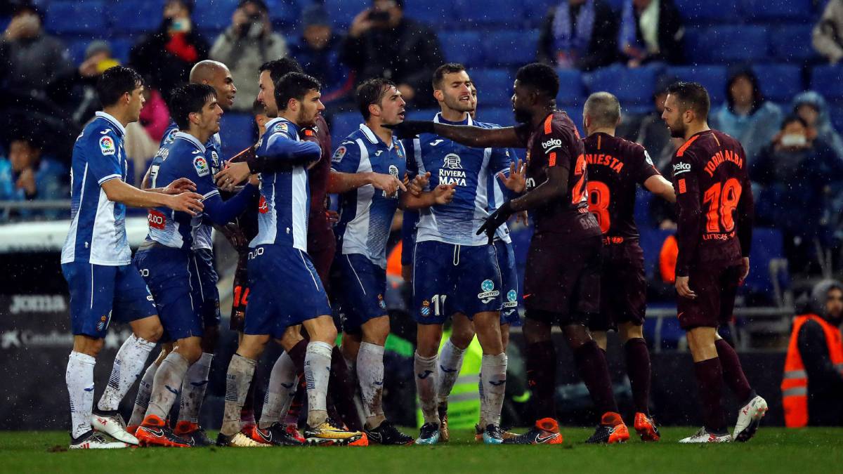 Los jugadores de Espanyol y Barcelona se encaran. 