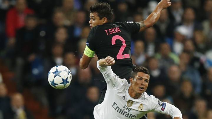 Thiago Silva (PSG) y Cristiano Ronaldo (Real Madrid), disputándose un balón.