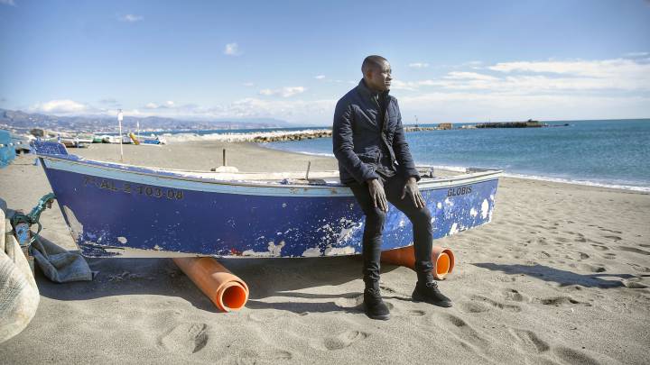 Oumar Diakite posa en la playa en Málaga. 