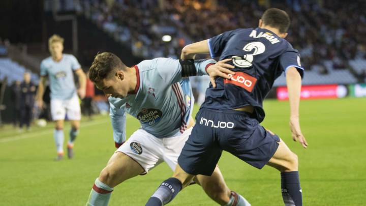 Hugo Mallo pelea por el balón con Aarón, del Espanyol