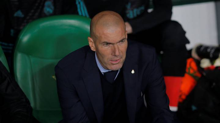 Zidane, pensativo durante el Betis - Real Madrid.