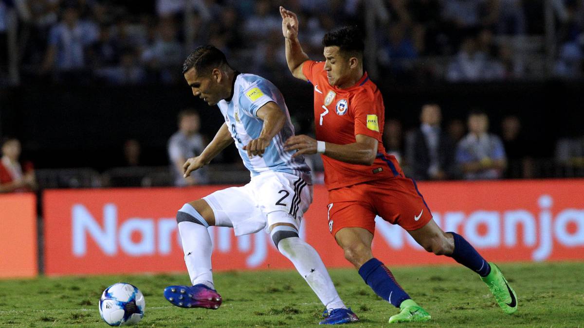 Gabriel Mercado protege el balón ante Alexis Sánchez en un Argentina-Chile de clasificación para el Mundial 2018 disputado en marzo de 2017.