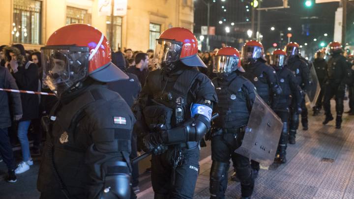 Gran despliegue policial por Bilbao ayer por la noche en previsión de graves incidentes. 