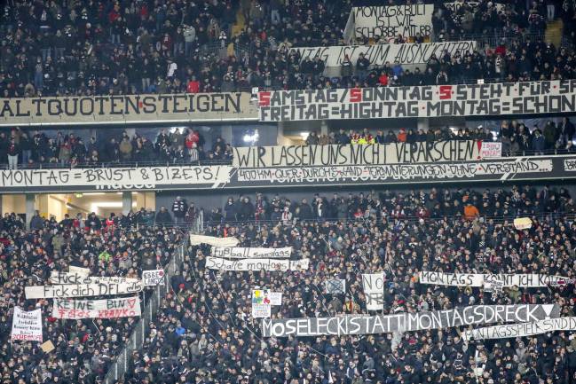 Pancartas contra los partidos los lunes la pasada jornada en el Eintracht-RB Leipzig.