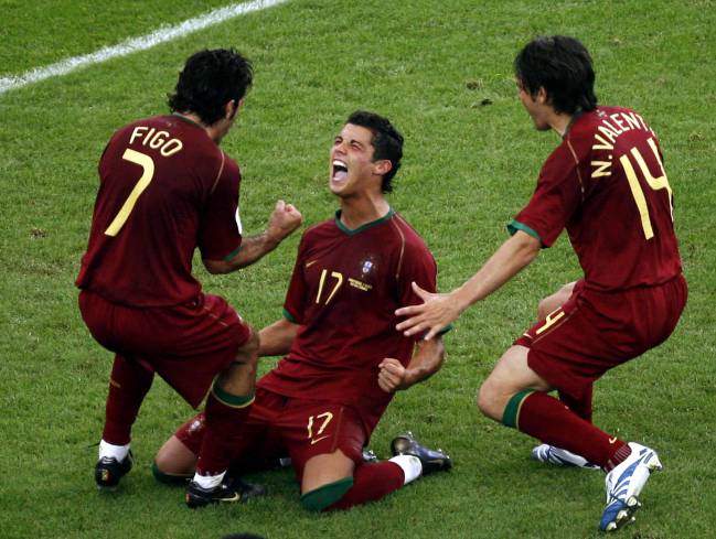 Cristiano Ronaldo celebra un gol con Figo y Nuno Valente en el Mundial 2006.