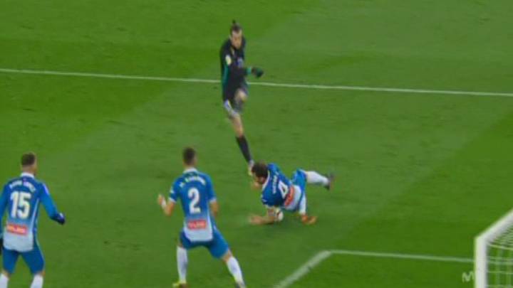 Penalti no pitado por mano de Víctor Sánchez tras tiro de Bale.