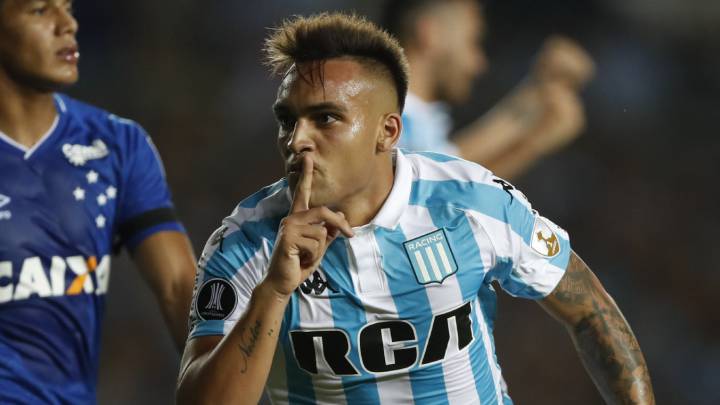 Lautaro Martínez celebra un gol mandando callar. 