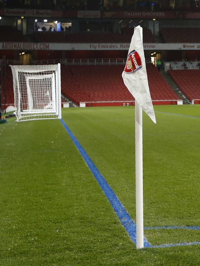 El Emirates, con las líneas pintadas de azul para la disputa del Arsenal-Manchester City.